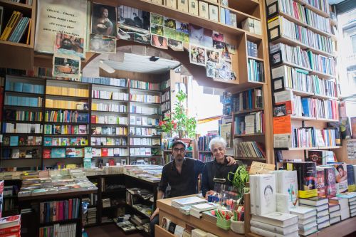 IL DOMANI, la libreria degli anfratti (P.zza Cadorna 9, Cadorna)
Doveva chiamarsi Il Camino perché  in fondo a sinistra, ormai  nascosto  dietro uno scaffale, c’è  un camino. Ma  prima  ancora  c’erano  un  ortolano  e  un  macellaio,  e  nel  magazzino  del  negozio  si  riconosce  ancora  la cella dove  erano appesi  i  quarti di bue. Gli scaffali alti fino al soffitto  e  l’arcata di legno  che separa le  due parti del negozio sono state realizzate tutte a mano, nottetempo, da Matteo che insieme alla moglie Luigia si è imbarcò in questa missione nel 1974.